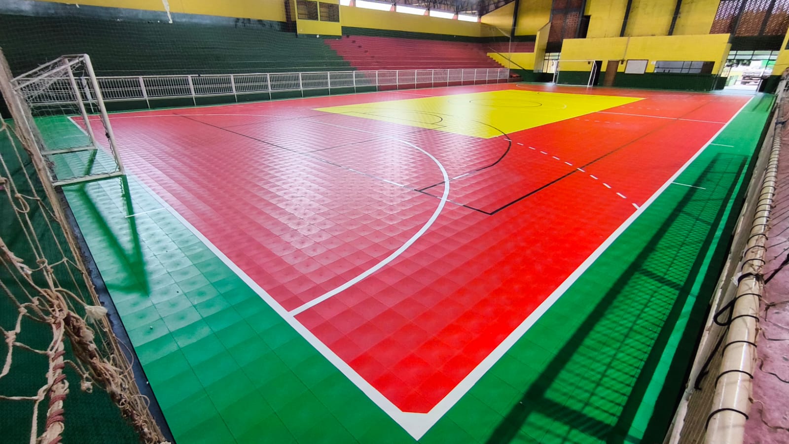 Quadra indoor com piso modular azul