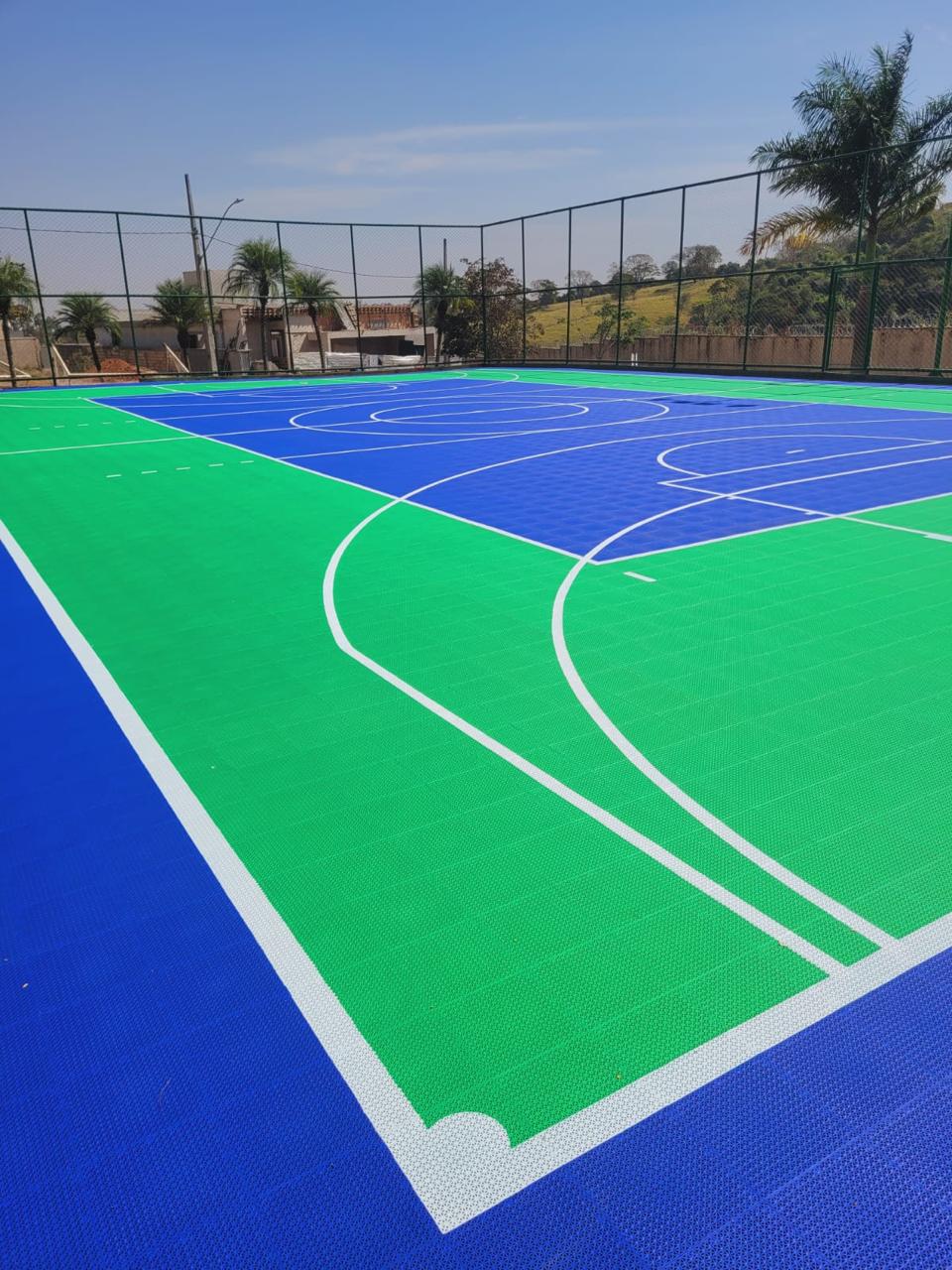 Quadra outdoor com piso modular azul e verde