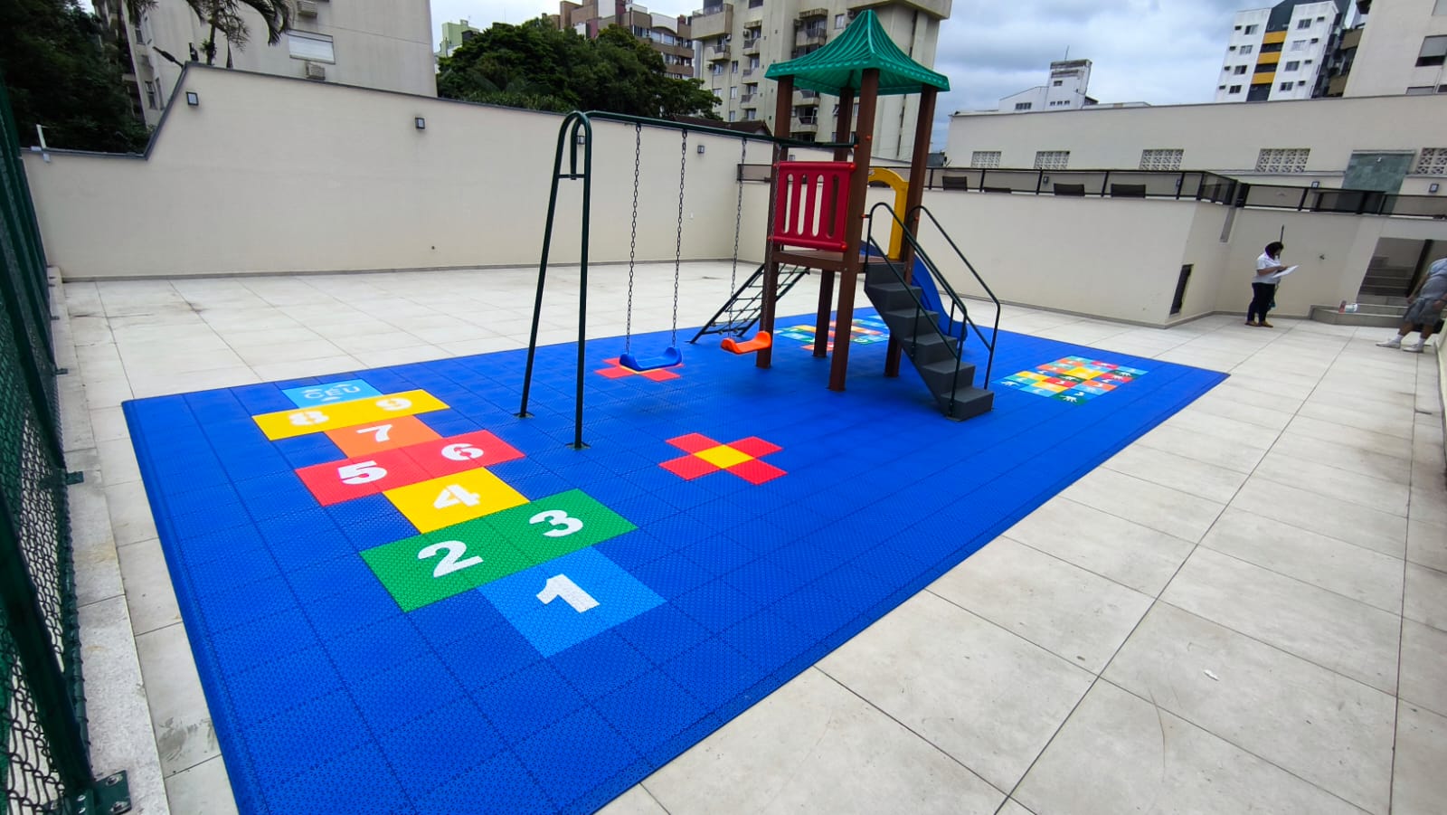 Área de playground com piso modular