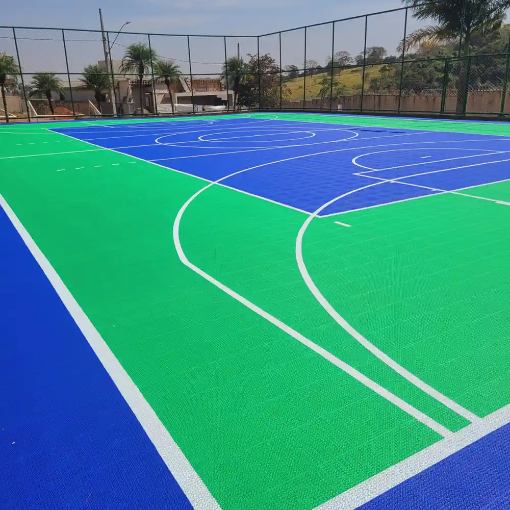 Quadra externa com piso modular Sport Out