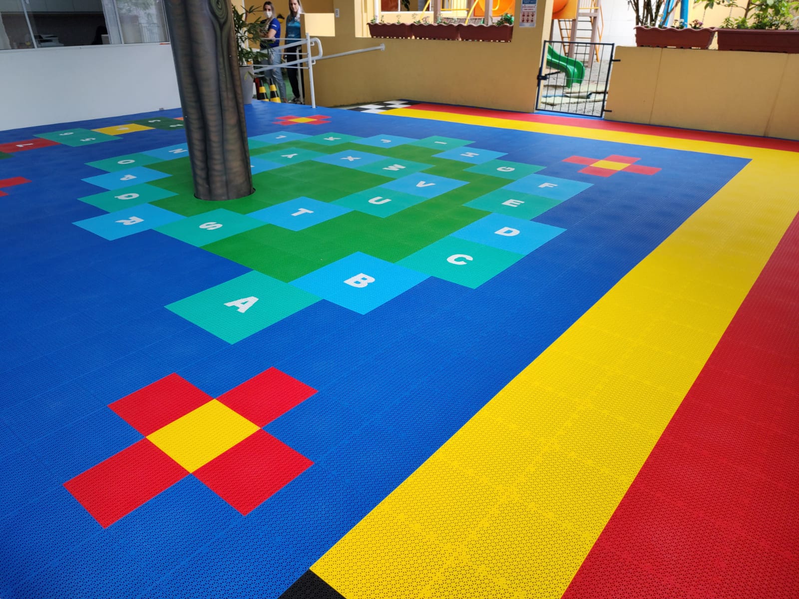 Quadra recreativa colorida do acervo da A. Executiva, usada para ilustrar a aplicação de piso modular