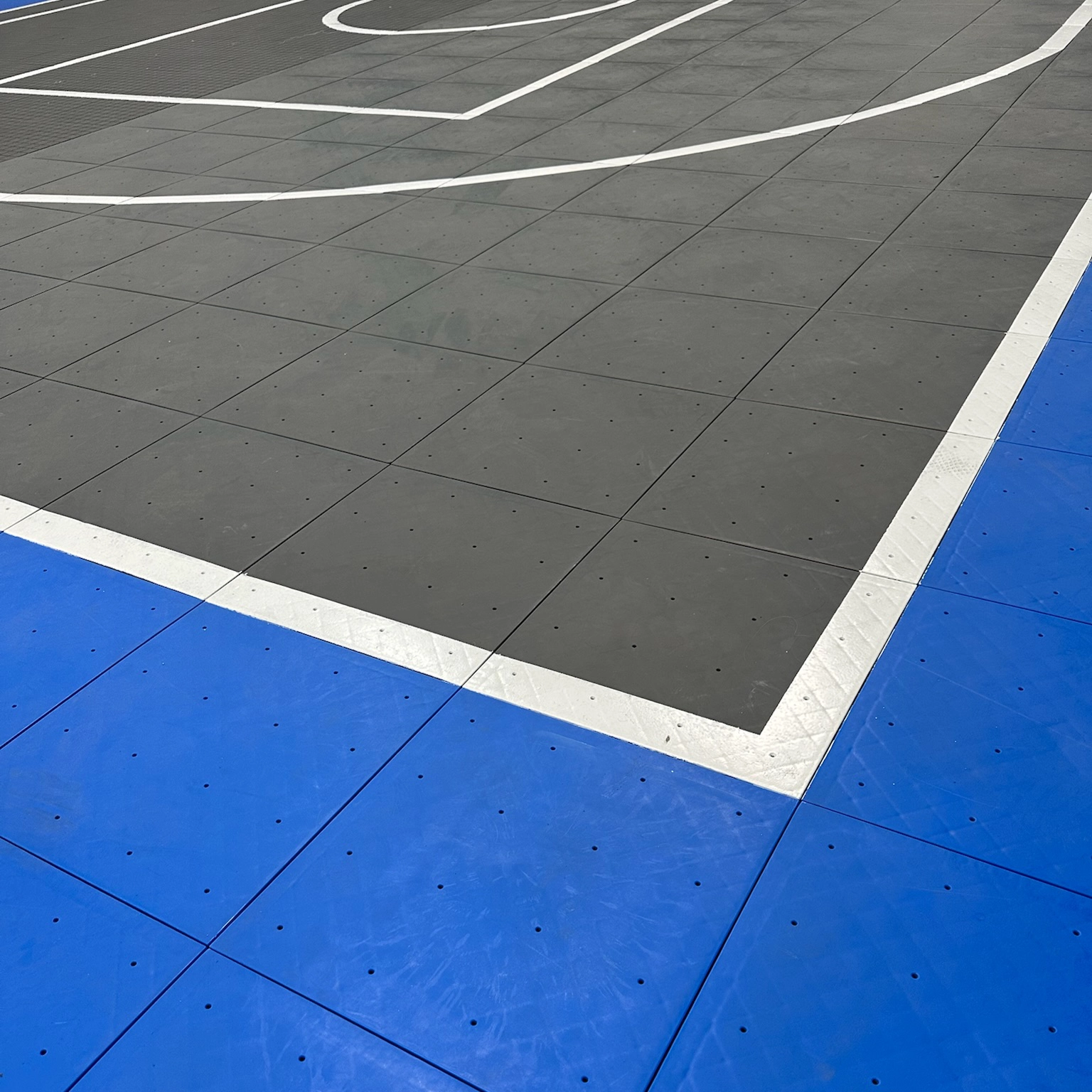 Quadra de basquete indoor apresentada na página do fabricante Robust In